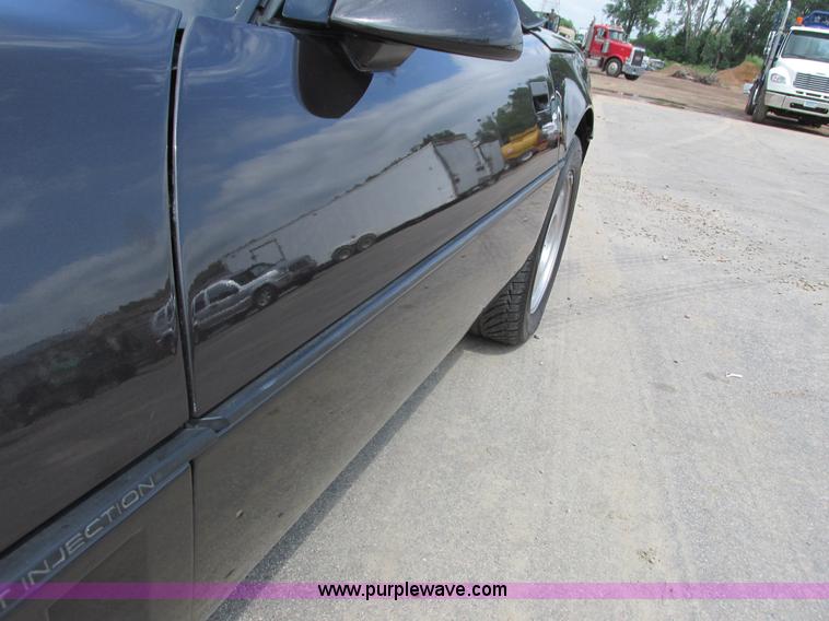 image for item J1760 1988 Chevrolet Corvette convertible