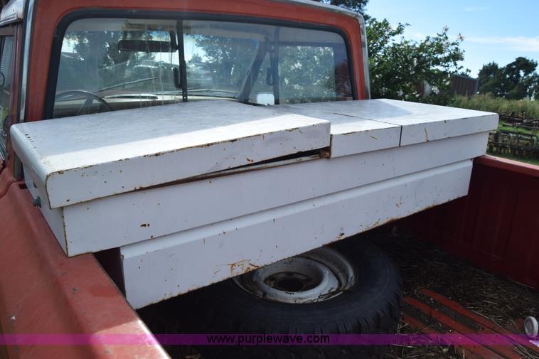 image for item J7878 1974 Jeep J10 pickup truck