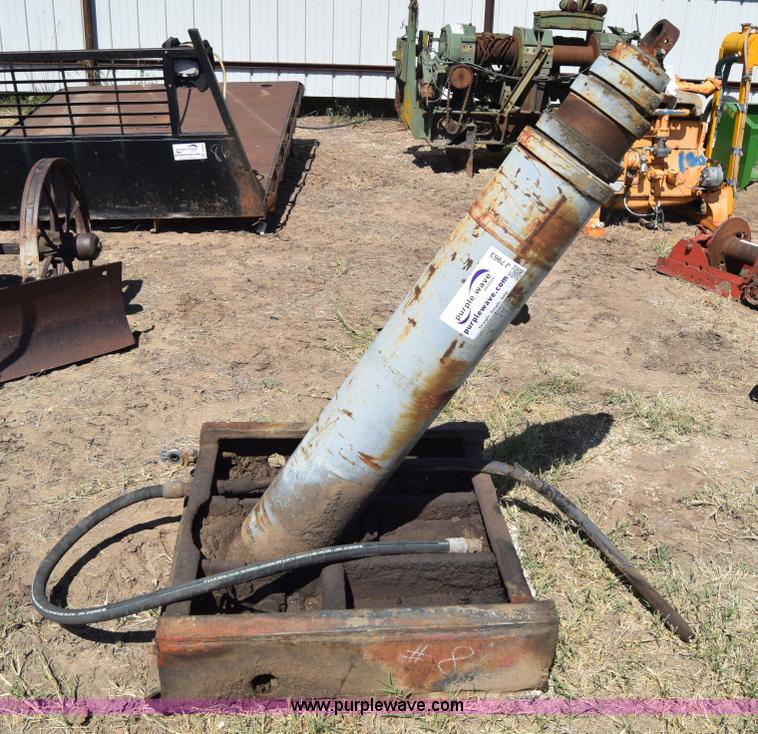Dump truck hoist in Lyons, KS Item J7963 sold Purple Wave