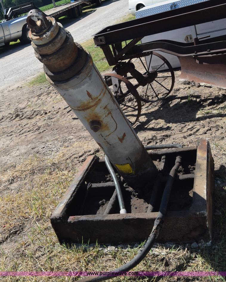 Dump truck hoist in Lyons, KS Item J7963 sold Purple Wave