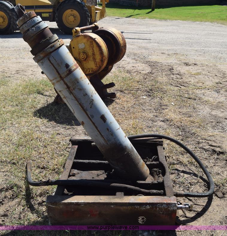 Dump truck hoist in Lyons, KS Item J7963 sold Purple Wave