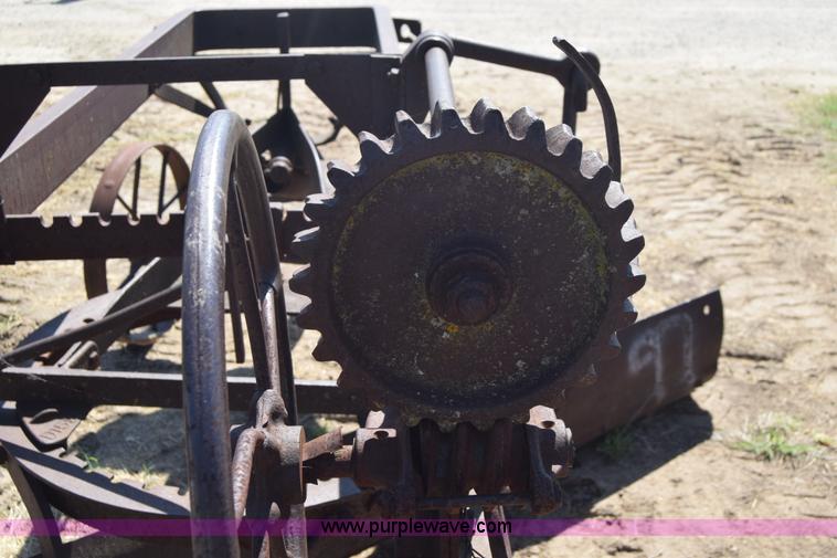 image for item J7964 Pull type grader
