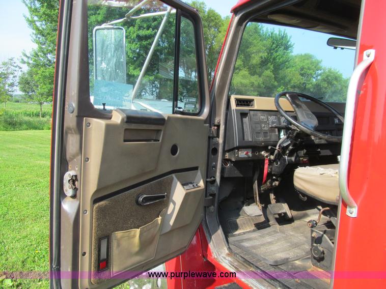 image for item K5735 1992 International 4600 rollback truck