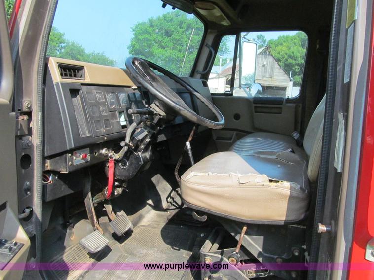 image for item K5735 1992 International 4600 rollback truck