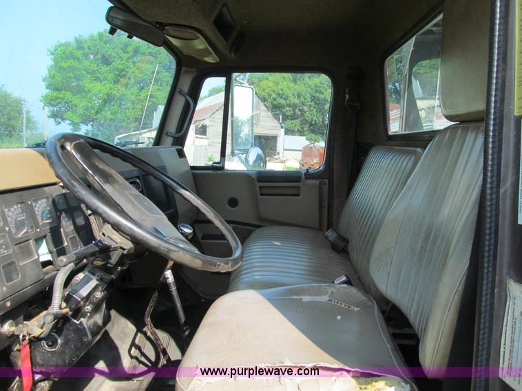 image for item K5735 1992 International 4600 rollback truck