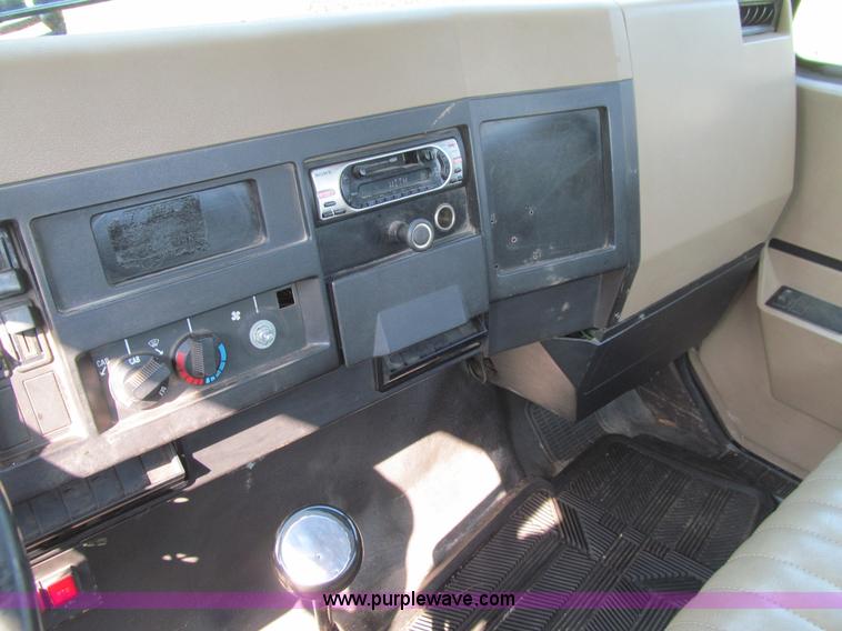 image for item K5735 1992 International 4600 rollback truck