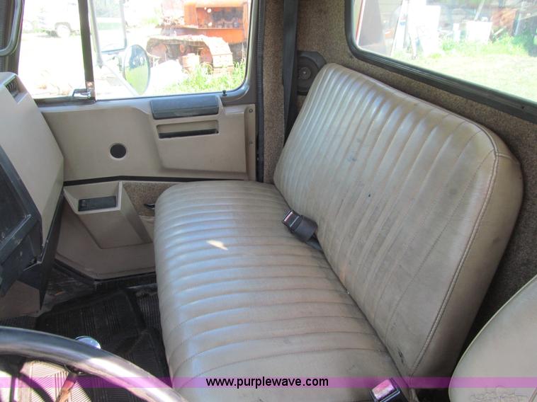 image for item K5735 1992 International 4600 rollback truck