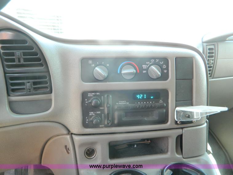 image for item K8109 2004 Chevrolet Astro Cargo van