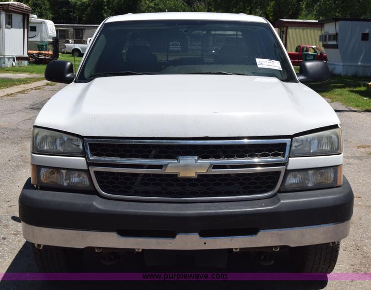 image for item L2708 2005 Chevrolet Silverado 2500HD Crew Cab flatbed pickup truck