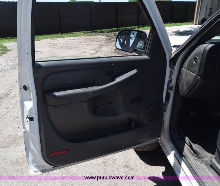 image for item L2708 2005 Chevrolet Silverado 2500HD Crew Cab flatbed pickup truck