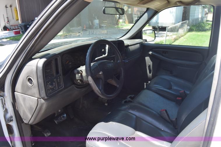 image for item L2708 2005 Chevrolet Silverado 2500HD Crew Cab flatbed pickup truck