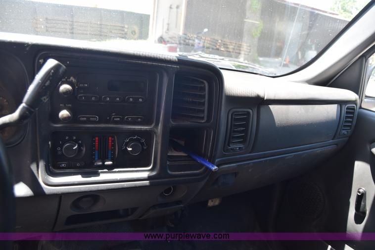 image for item L2708 2005 Chevrolet Silverado 2500HD Crew Cab flatbed pickup truck