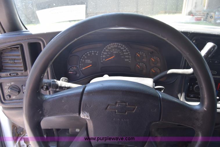 image for item L2708 2005 Chevrolet Silverado 2500HD Crew Cab flatbed pickup truck