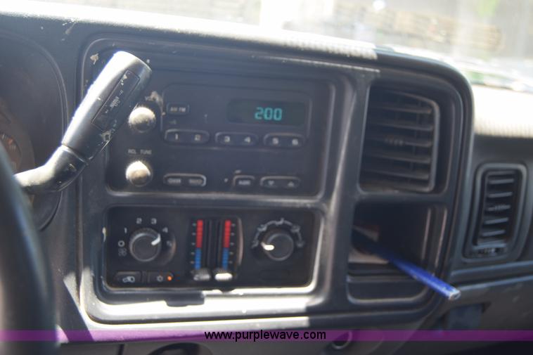 image for item L2708 2005 Chevrolet Silverado 2500HD Crew Cab flatbed pickup truck