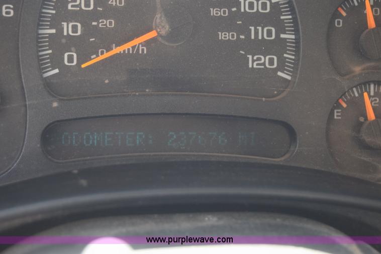 image for item L2708 2005 Chevrolet Silverado 2500HD Crew Cab flatbed pickup truck