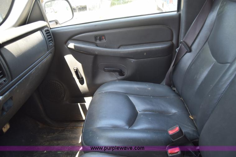 image for item L2708 2005 Chevrolet Silverado 2500HD Crew Cab flatbed pickup truck