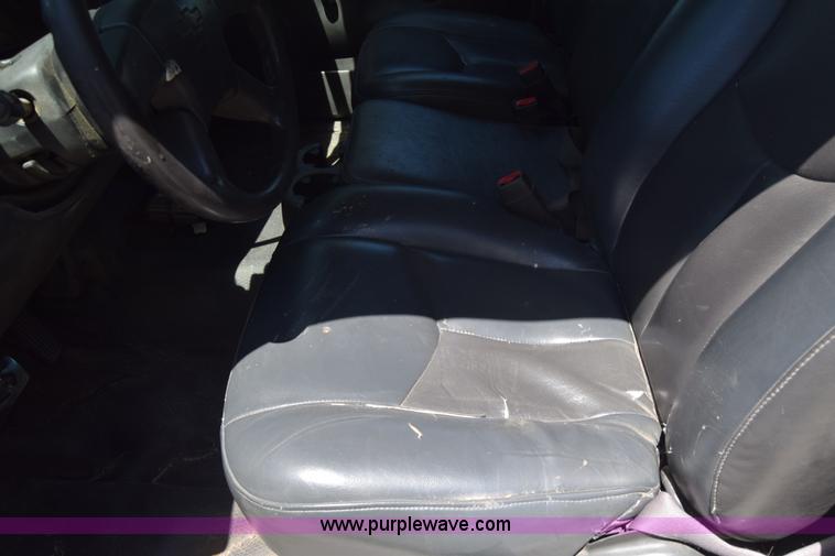 image for item L2708 2005 Chevrolet Silverado 2500HD Crew Cab flatbed pickup truck