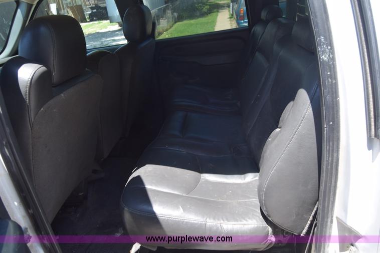 image for item L2708 2005 Chevrolet Silverado 2500HD Crew Cab flatbed pickup truck