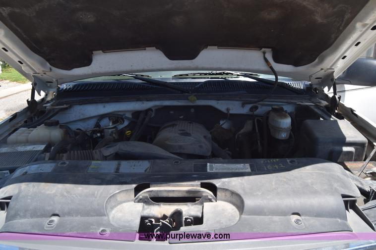 image for item L2708 2005 Chevrolet Silverado 2500HD Crew Cab flatbed pickup truck