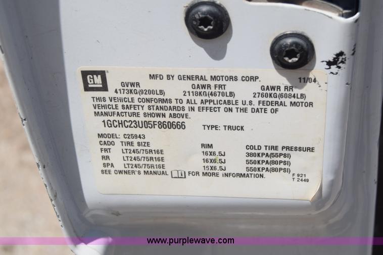 image for item L2708 2005 Chevrolet Silverado 2500HD Crew Cab flatbed pickup truck