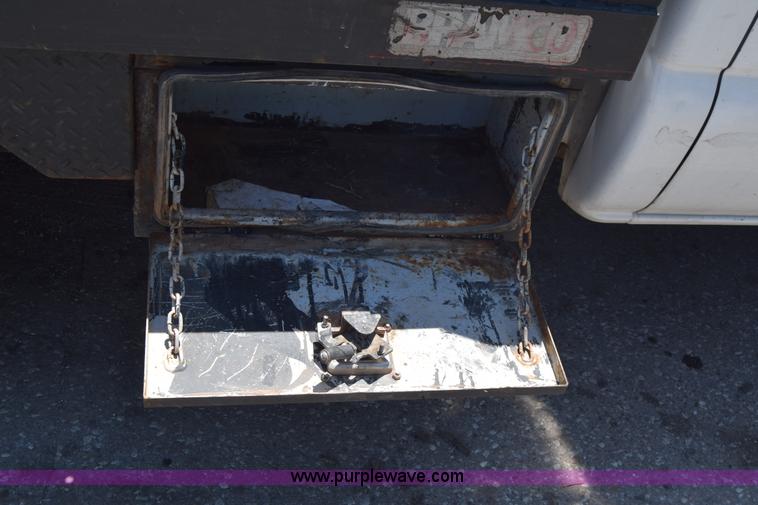 image for item L2708 2005 Chevrolet Silverado 2500HD Crew Cab flatbed pickup truck