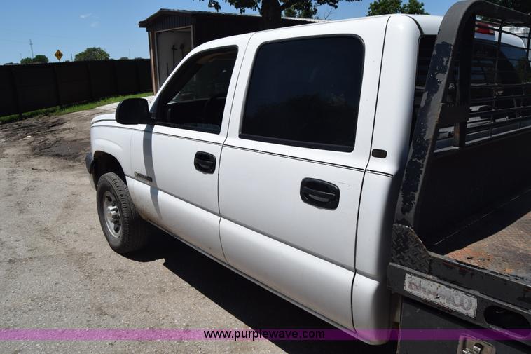 image for item L2708 2005 Chevrolet Silverado 2500HD Crew Cab flatbed pickup truck