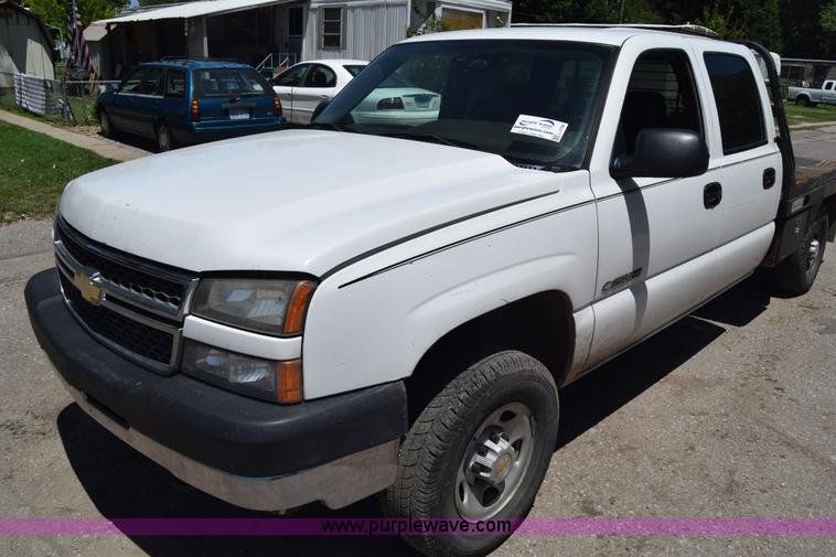 image for item L2708 2005 Chevrolet Silverado 2500HD Crew Cab flatbed pickup truck