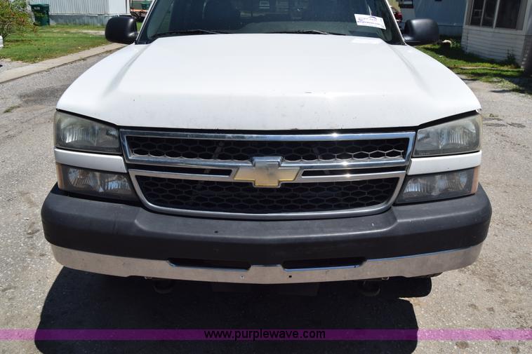 image for item L2708 2005 Chevrolet Silverado 2500HD Crew Cab flatbed pickup truck