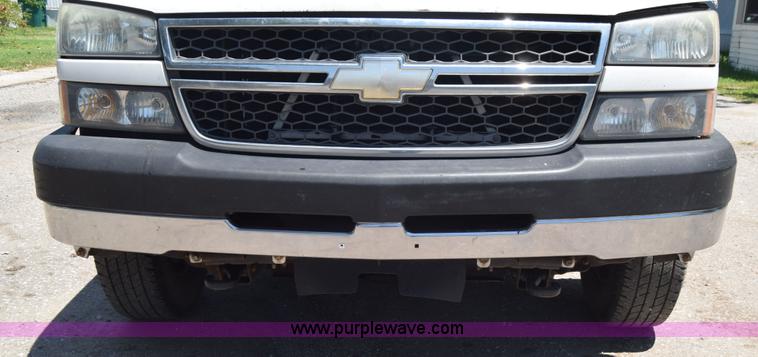 image for item L2708 2005 Chevrolet Silverado 2500HD Crew Cab flatbed pickup truck