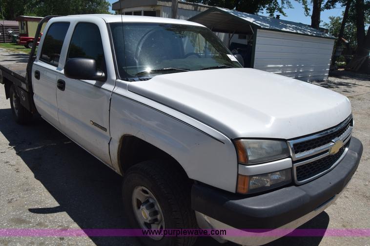 image for item L2708 2005 Chevrolet Silverado 2500HD Crew Cab flatbed pickup truck