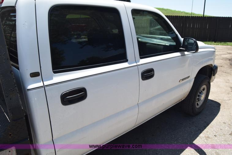 image for item L2708 2005 Chevrolet Silverado 2500HD Crew Cab flatbed pickup truck