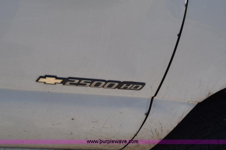 image for item L2708 2005 Chevrolet Silverado 2500HD Crew Cab flatbed pickup truck