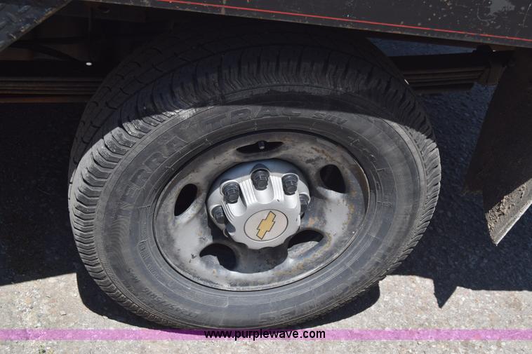 image for item L2708 2005 Chevrolet Silverado 2500HD Crew Cab flatbed pickup truck