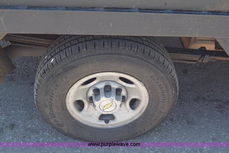 image for item L2708 2005 Chevrolet Silverado 2500HD Crew Cab flatbed pickup truck