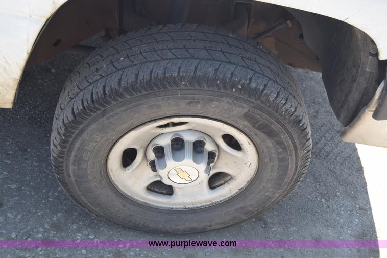 image for item L2708 2005 Chevrolet Silverado 2500HD Crew Cab flatbed pickup truck