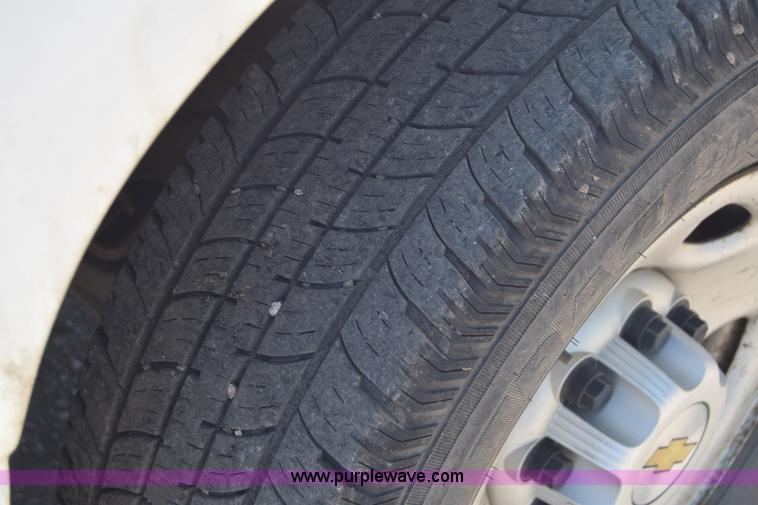 image for item L2708 2005 Chevrolet Silverado 2500HD Crew Cab flatbed pickup truck