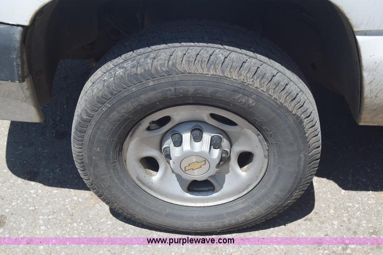 image for item L2708 2005 Chevrolet Silverado 2500HD Crew Cab flatbed pickup truck