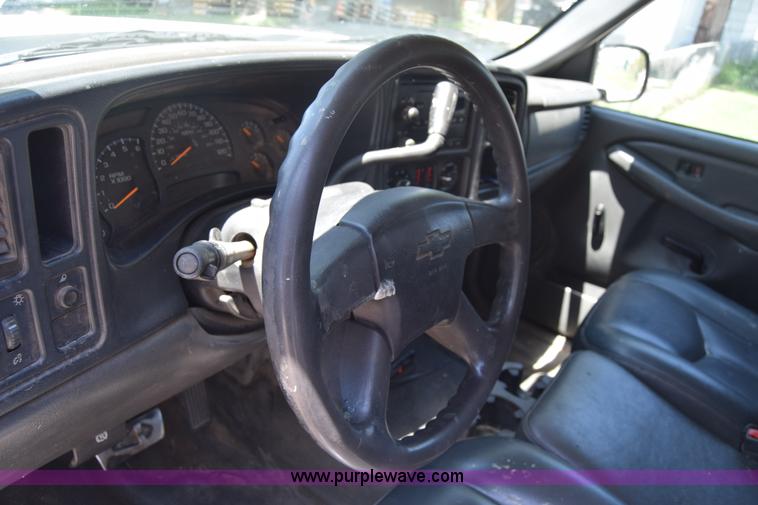 image for item L2708 2005 Chevrolet Silverado 2500HD Crew Cab flatbed pickup truck