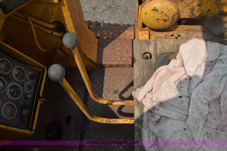 image for item L6742 International 100E track loader