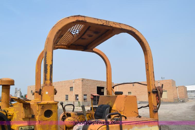 image for item L6742 International 100E track loader