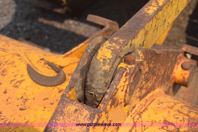 image for item L6742 International 100E track loader