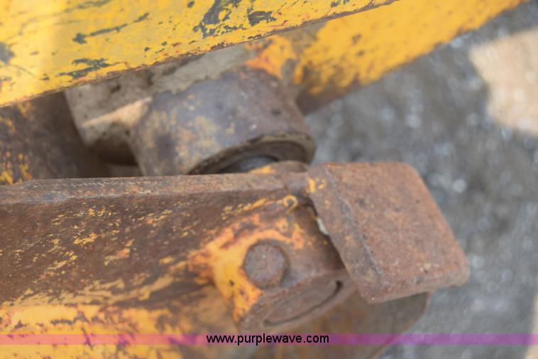 image for item L6742 International 100E track loader