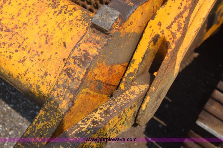 image for item L6742 International 100E track loader