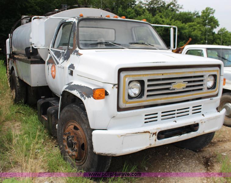 image for item F7970 1988 Chevrolet C60 oil distributior truck