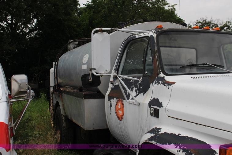 image for item F7970 1988 Chevrolet C60 oil distributior truck