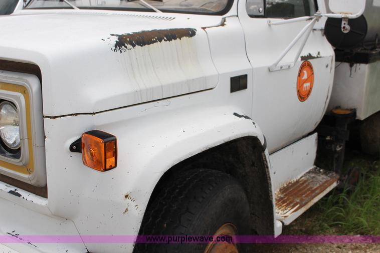 image for item F7970 1988 Chevrolet C60 oil distributior truck