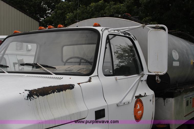 image for item F7970 1988 Chevrolet C60 oil distributior truck