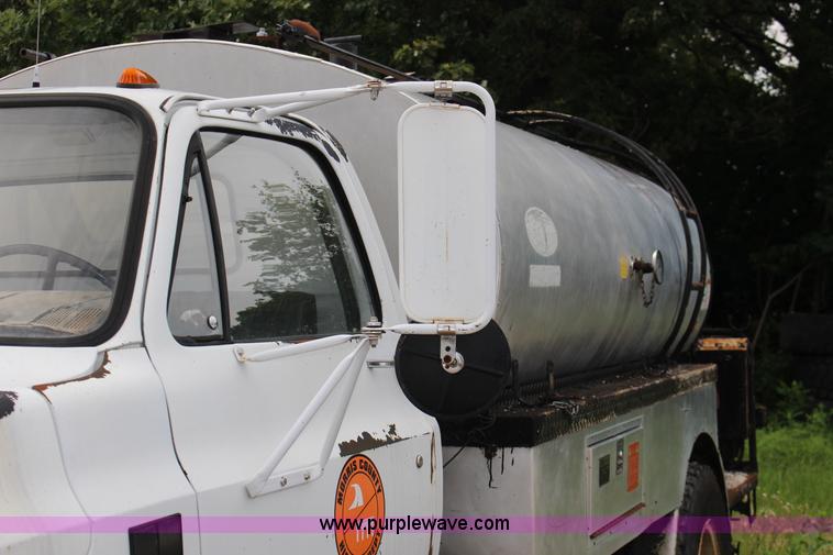 image for item F7970 1988 Chevrolet C60 oil distributior truck