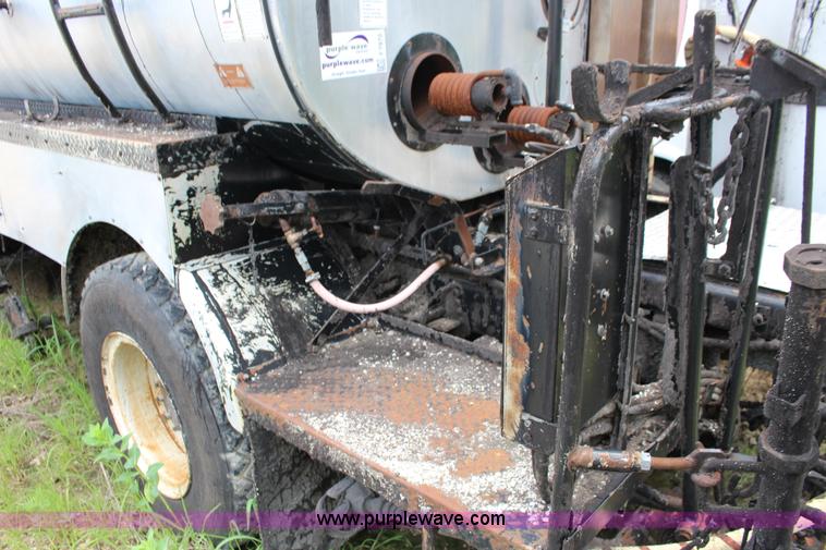 image for item F7970 1988 Chevrolet C60 oil distributior truck