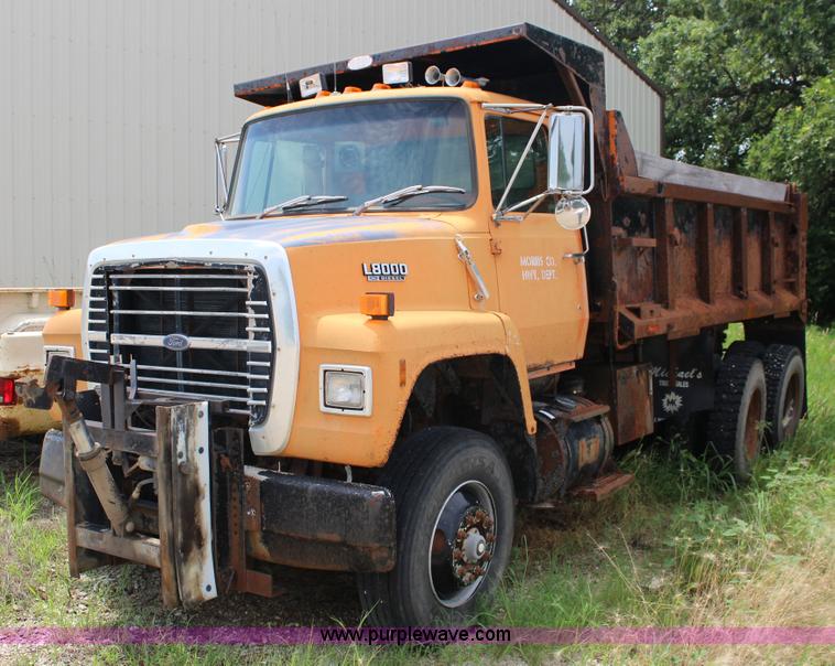 image for item F7972 1989 Ford LNT8000 dump truck